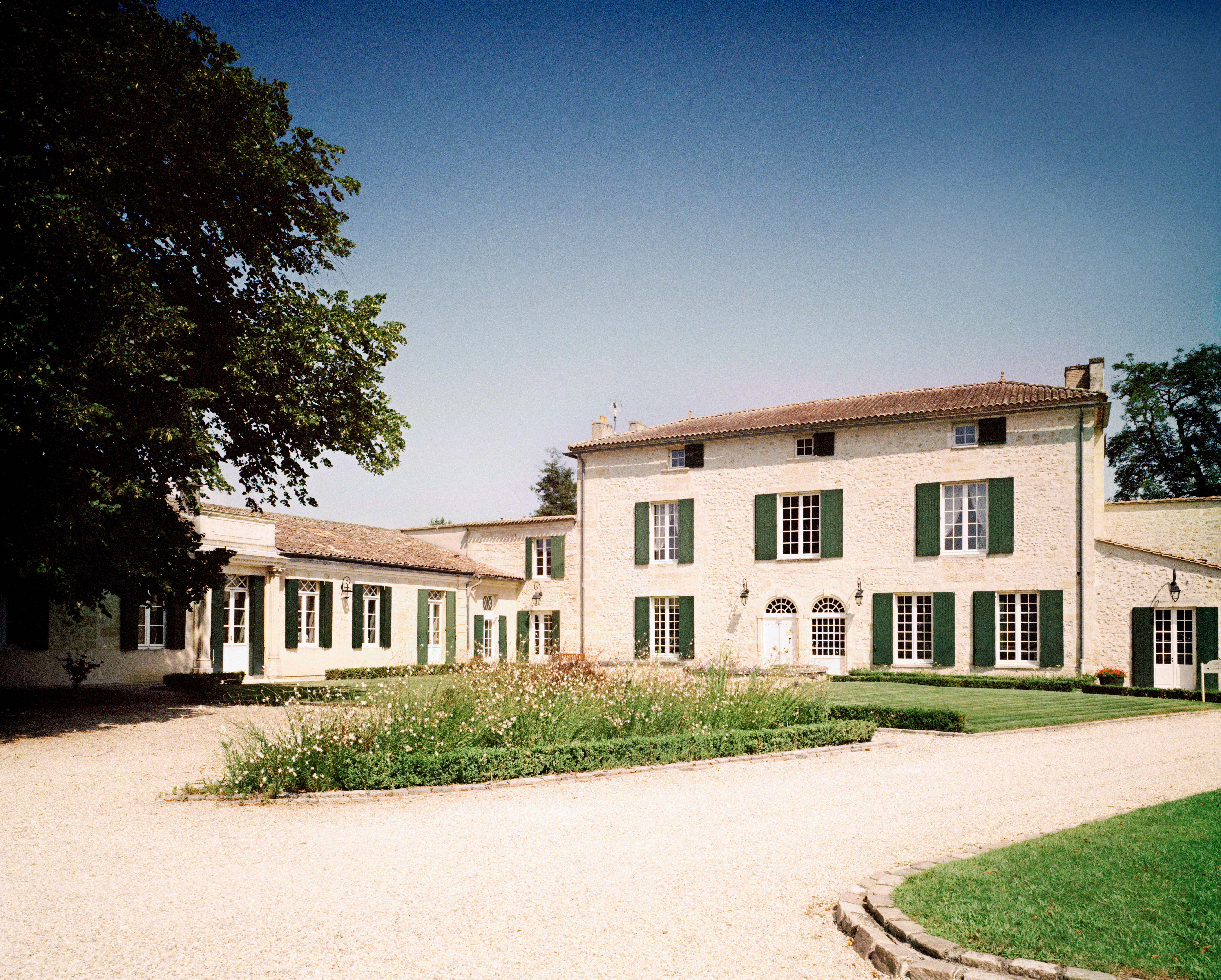 Château Angludet estate buildings and surrounding vines
