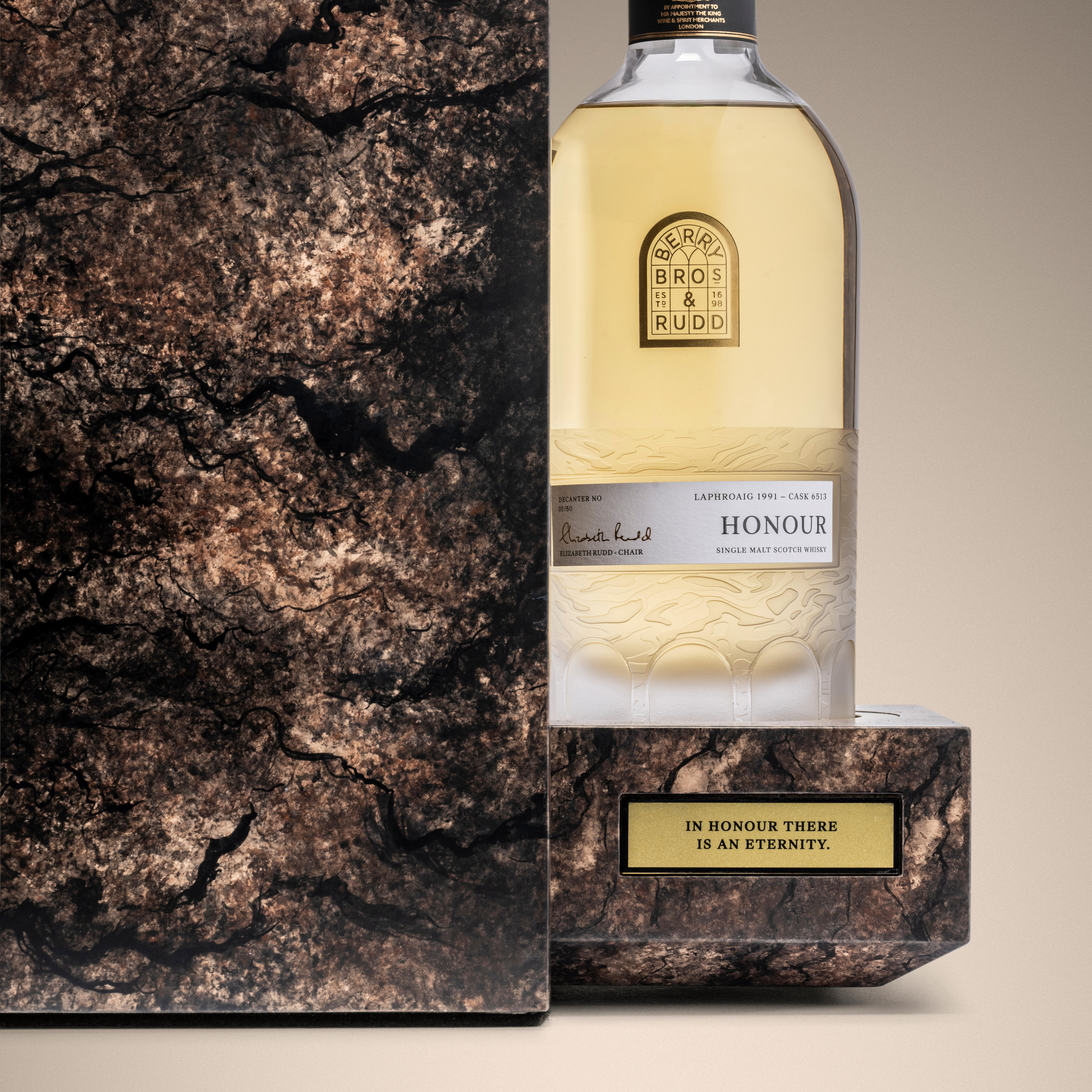 Honour whisky decanter from Berry Bros. & Rudd’s The Duel set, displayed on a stone-textured plinth.