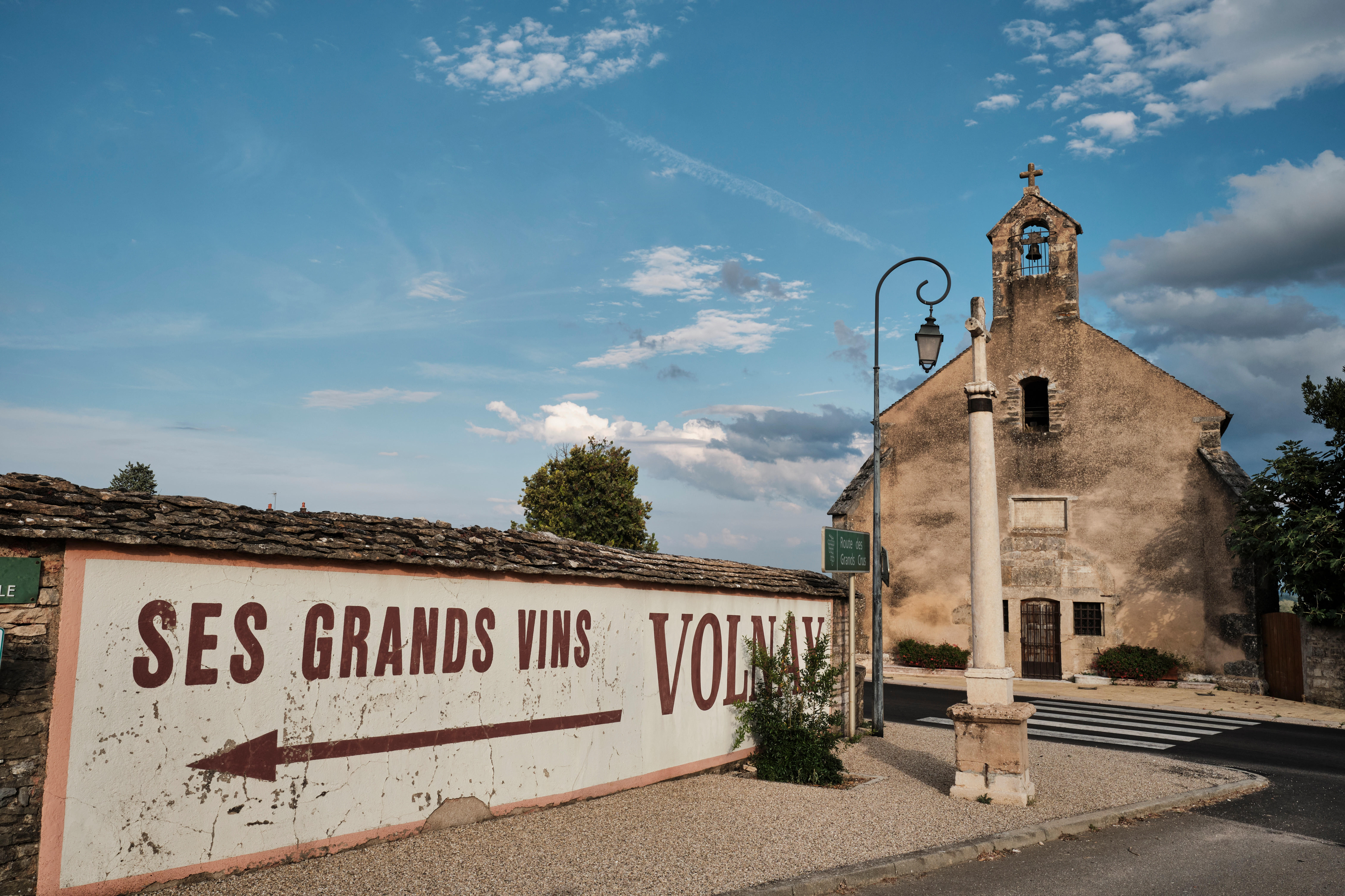 Volnay-town_Burgundy-2023_Jason-Lowe